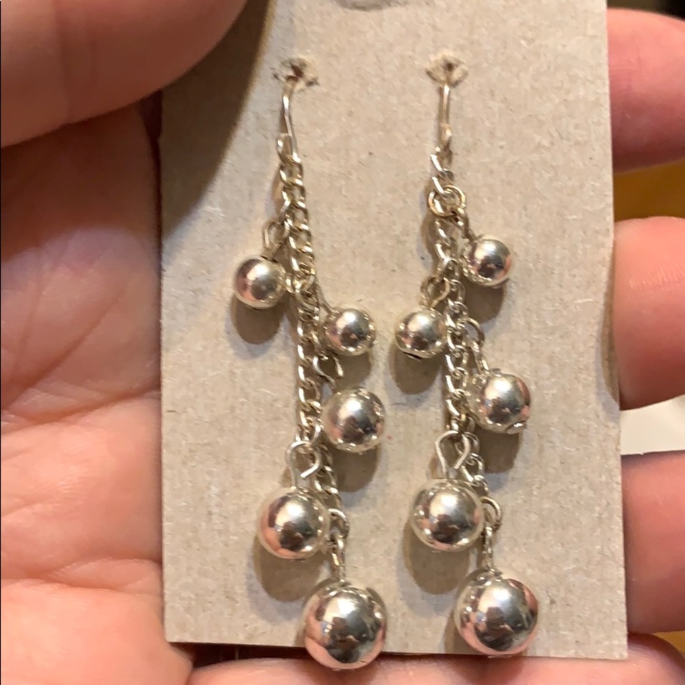 Pretty dangling earrings in silver. Never worn.
